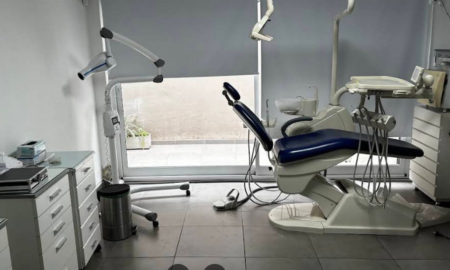 Consultorio odontológico y sillón de atención