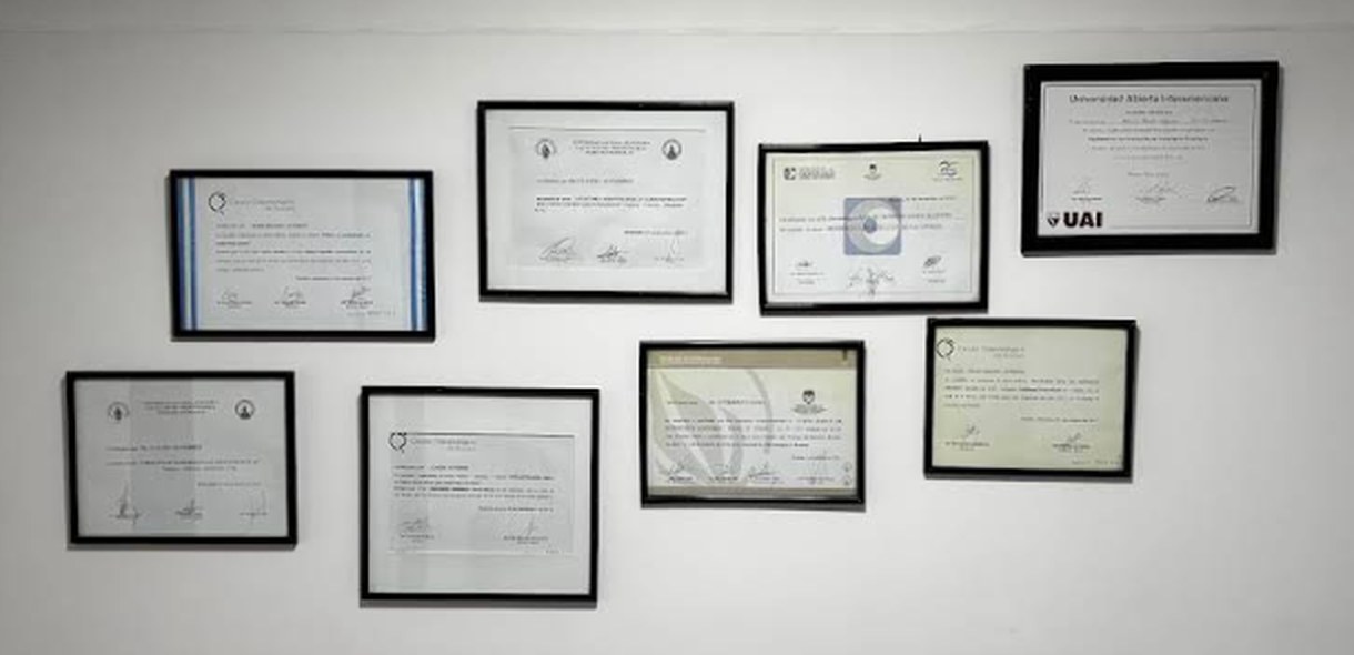 Certificaciones profesionales exhibidas en el consultorio