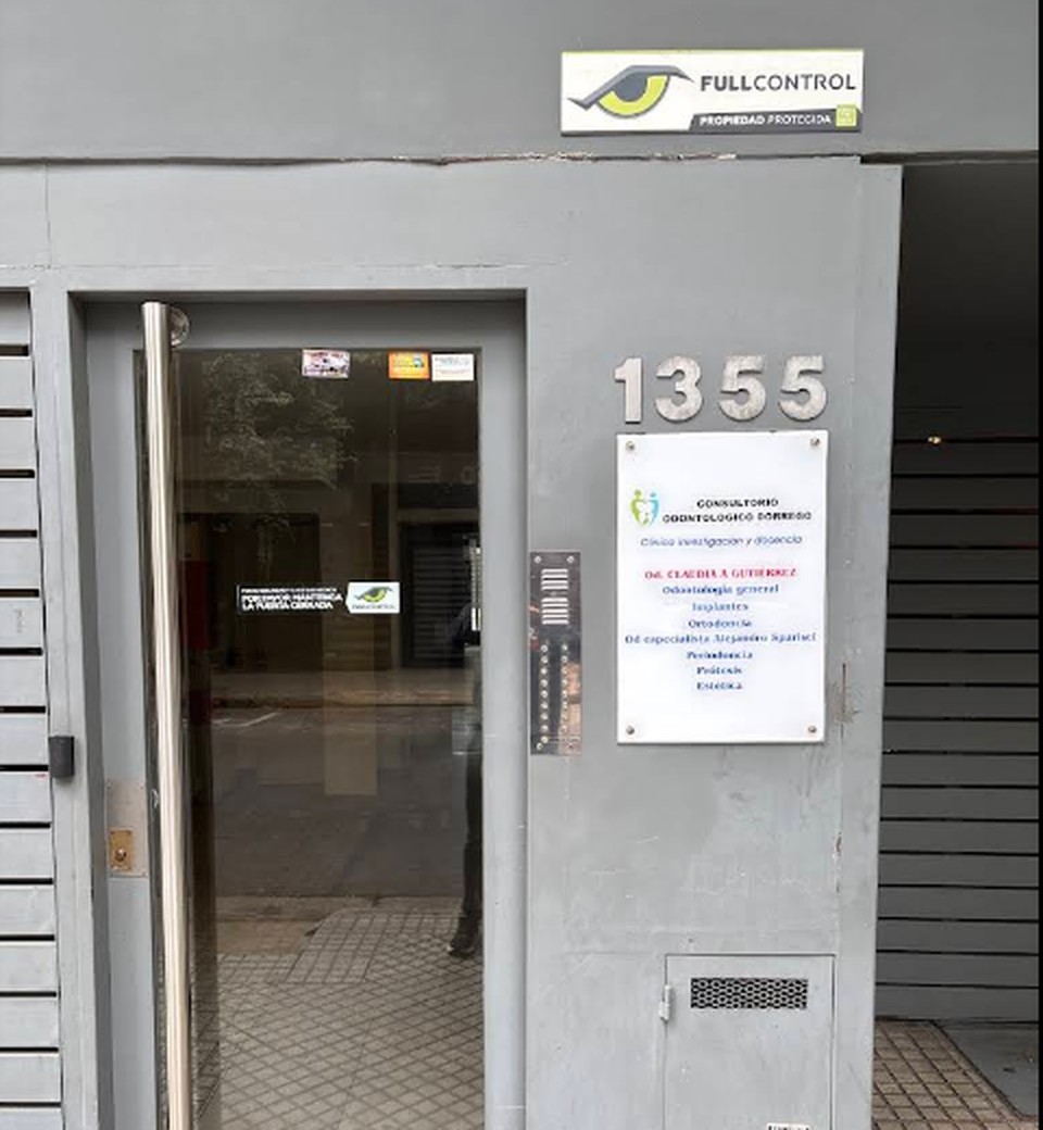Ingreso al consultorio en Dorrego 1355